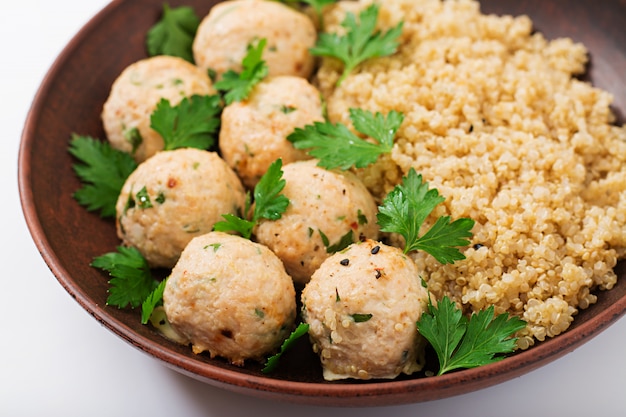 Almôndegas assadas de filé de frango com guarnecido com quinoa