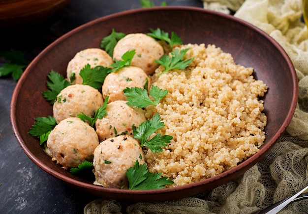 Almôndegas assadas de filé de frango com guarnecido com quinoa