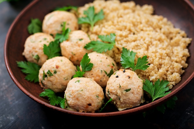 Almôndegas assadas de filé de frango com guarnecido com quinoa