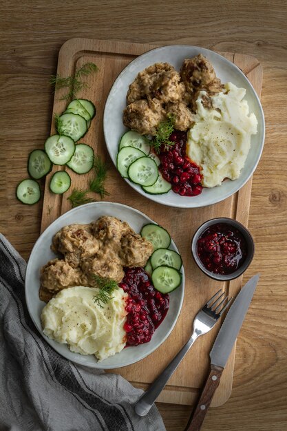 Almôndegas caseiras com purê de batatas, molho de cranberry e pepino