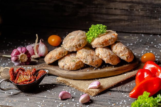 almôndegas caseiras, costeletas cruas de carne de peixe vermelho e branco, em uma tigela de prato rústico vintage, garfo