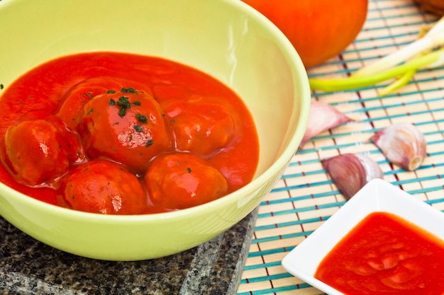 Almôndegas com molho de tomate