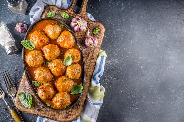 Almôndegas de carne caseiras com molho de tomate marinara