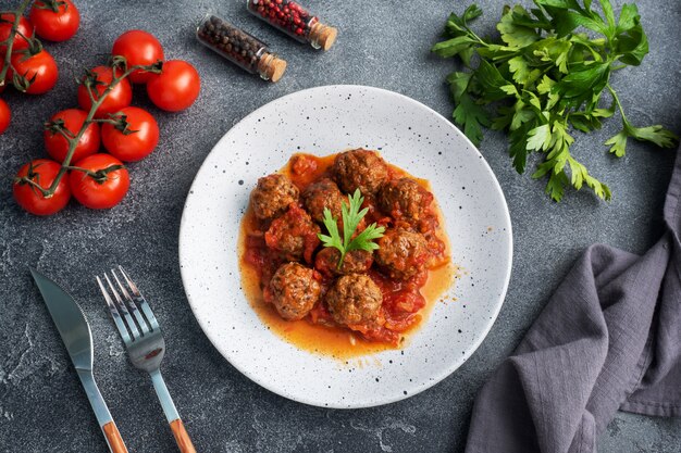 Almôndegas de carne cozidas em molho de tomate em um prato