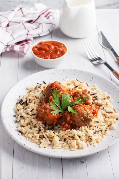 Almôndegas de carne e arroz integral no prato