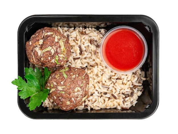 Almôndegas de carne picada com arroz integral e molho de tomate Em um recipiente de entrega de alimentos Fundo branco Vista de cima Isolado