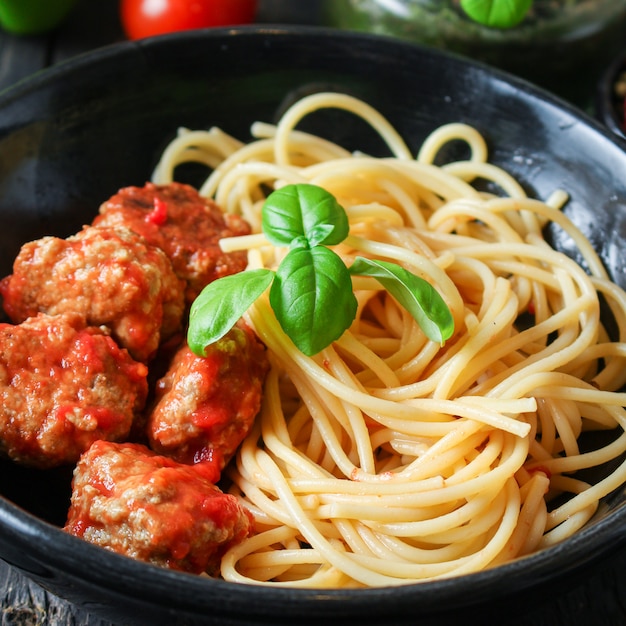 Almôndegas de macarrão espaguete e molho de tomate