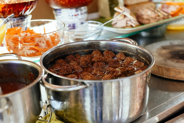 almôndegas em molho asiático em uma panela na comida de rua no Vietnã