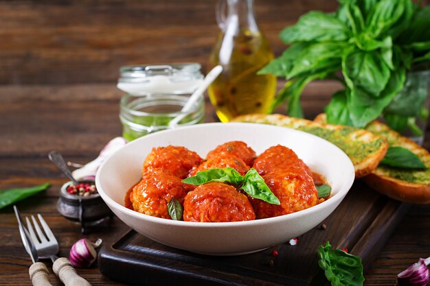 Almôndegas em molho de tomate e torradas com pesto de manjericão. Jantar. Comida saborosa.