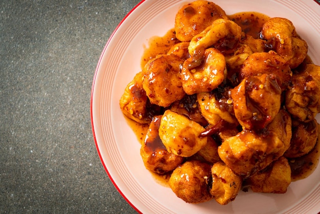 almôndegas fritas com molho picante - comida de rua tailandesa