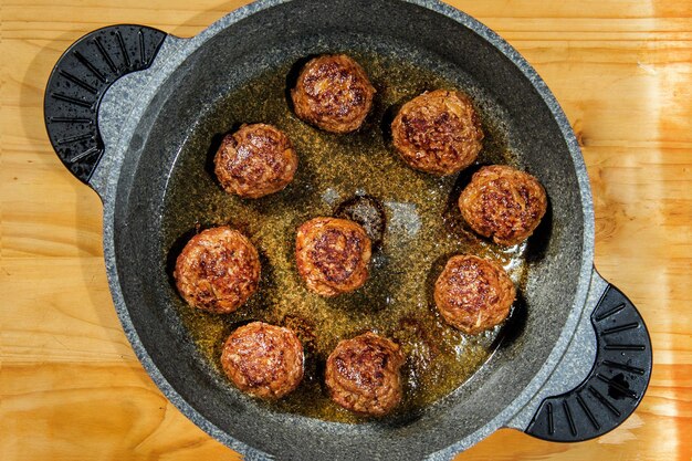 Almôndegas fritas no espaço de cópia de vista superior de fundo preto Almôndegas assadas de carne prontas para comer