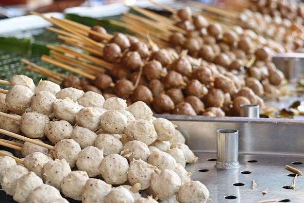 Almôndegas grelhadas na comida de rua