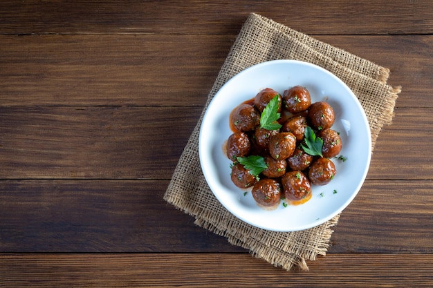 Almôndegas servidas com molho de tomate na frigideira