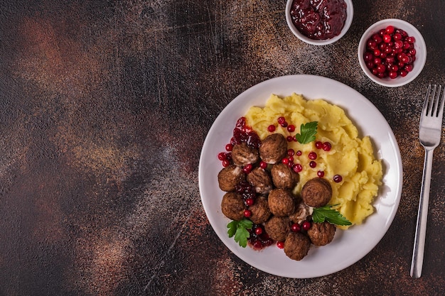 Almôndegas suecas caseiras com molho de natas e salsa