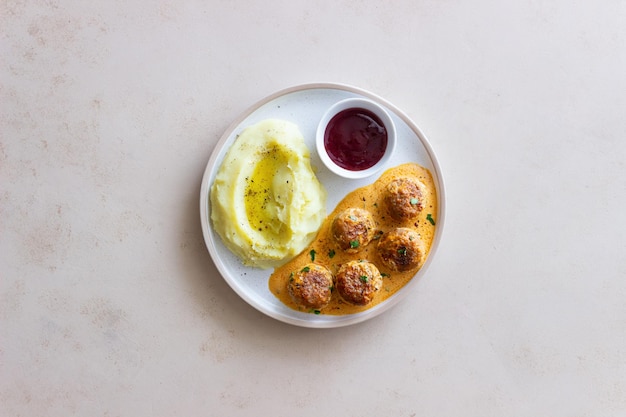 Almôndegas suecas em batatas com molho de creme e molho de mirtilo Cozinha sueca Receita