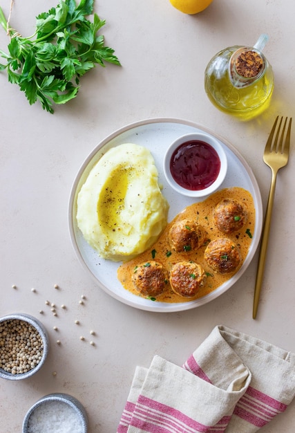 Almôndegas suecas em batatas com molho de creme e molho de mirtilo Cozinha sueca Receita