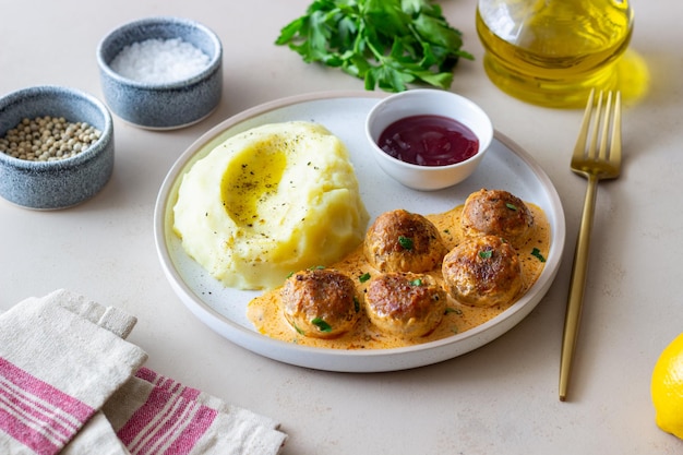 Almôndegas suecas em batatas com molho de creme e molho de mirtilo Cozinha sueca Receita