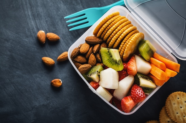 Almuerzo para acompañar frutas en caja.