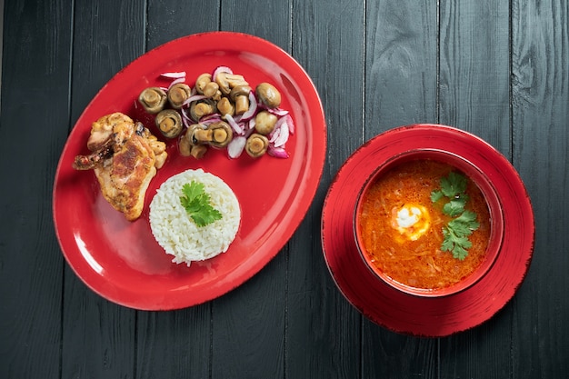 Almuerzo en la cafetería. Borsch y arroz hervido con pollo y champiñones. Comida plana para restaurante