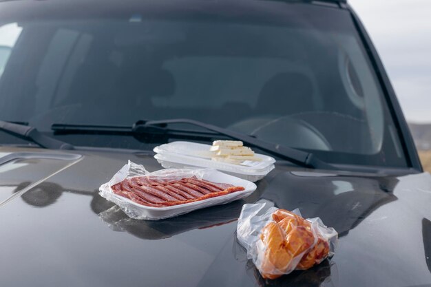 Almuerzo en el capó de un coche.