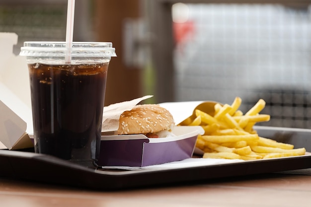 Almuerzo de comida rápida al aire libre Hamburguesa y papas fritas