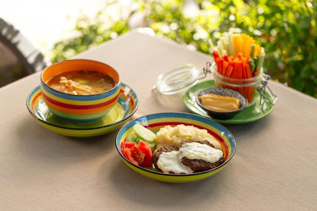 Almuerzo completo con chuletas de sopa y verduras.