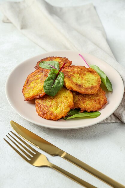 Almuerzo concepto de comida sabrosa deliciosas croquetas de patata