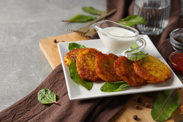 Almuerzo concepto de comida sabrosa deliciosas croquetas de patata