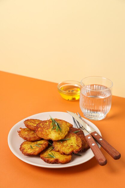 Almuerzo concepto de comida sabrosa deliciosas croquetas de patata