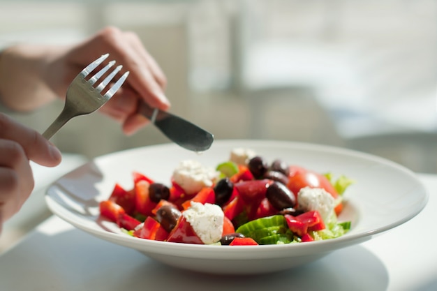 Almuerzo con ensalada griega fresca.