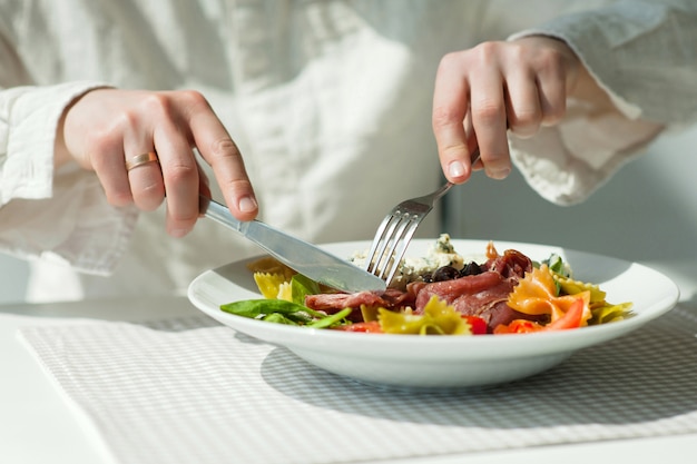 Almuerzo con ensalada griega fresca.