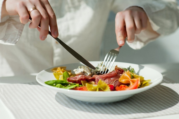 Almuerzo con ensalada griega fresca.