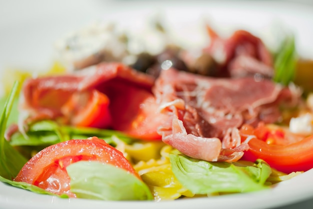 Almuerzo con ensalada griega fresca.