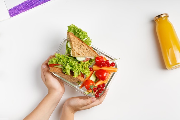 Almuerzo escolar en caja contenedora Comida para niños comida para llevar en la escuela Sándwiches tostados refrigerio vegetal