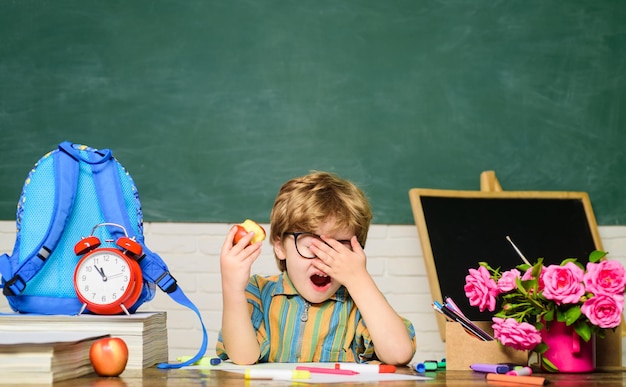 Almuerzo escolar con niño de escuela primaria de Apple almuerza en el aula almuerzo escolar con comida sabrosa en