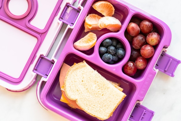 Almuerzo escolar saludable empacado en una caja bento para una niña.