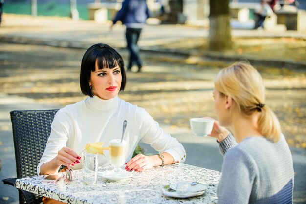 Almuerzo feliz Disfrutando del café matutino amistad femenina Relajarse con café moda belleza negocios almuerzo hora del café Reunión en el café amigos felices chicas se encuentran en el café Qué gran mañana