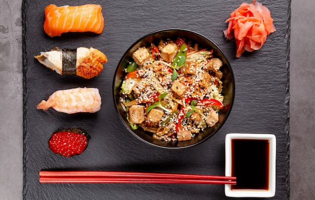 Foto almuerzo japonés de fideos