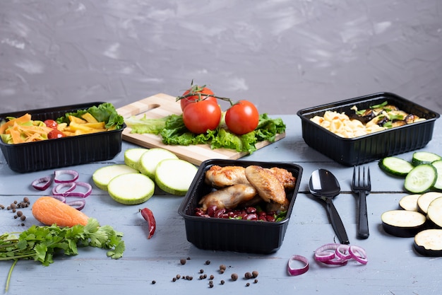 Almuerzo de negocios en cajas de comida, alitas de pollo asado, verduras al vapor, carne guisada, comida lista para comer