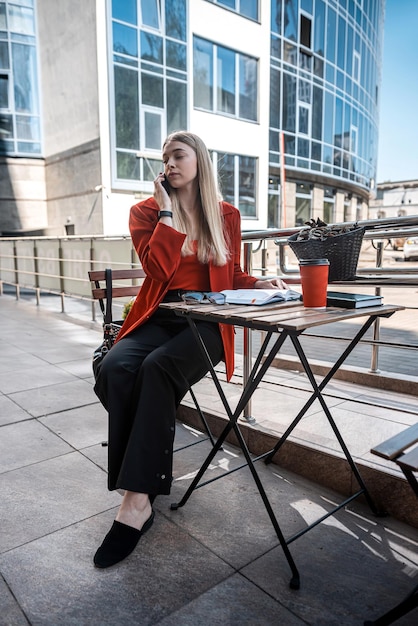 Almuerzo de negocios con una hermosa chica que trabaja en la terraza de un café cerca del trabajo