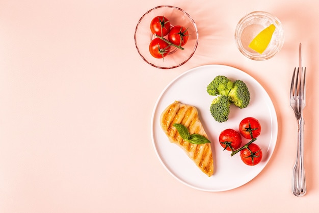 Almuerzo con pollo, brócoli y tomate.