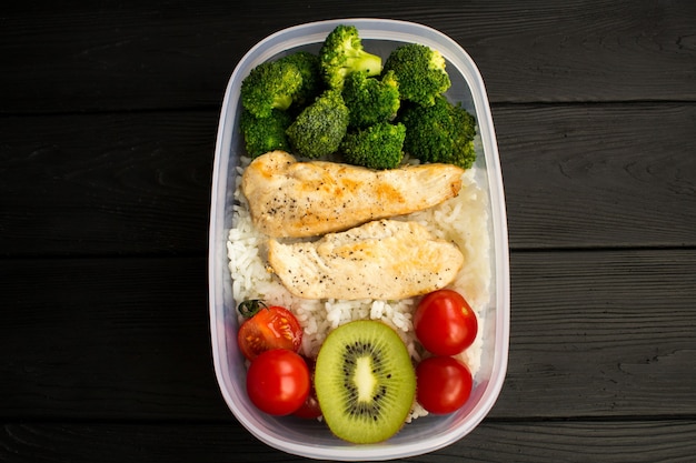 Almuerzo con pollo y verduras en caja de lanzamiento.