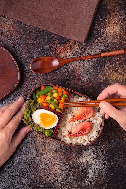 Almuerzo saludable en caja bento japonesa de madera