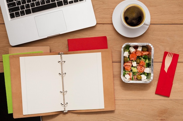 Almuerzo saludable en el lugar de trabajo. Caja de aluminio con comida dietética, plano de escritorio de madera con contenedor laminado