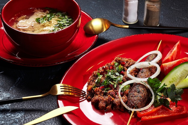 Almuerzo con sopa de pollo lobio lyulya kebab y verduras