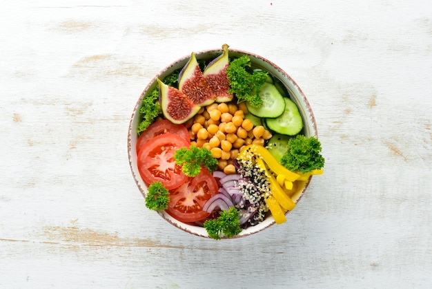 Almuerzo de tazón de buda de vegetales saludables con garbanzos, higos, pepino, tomates y cebollas Menú de platos Espacio de copia libre Vista superior