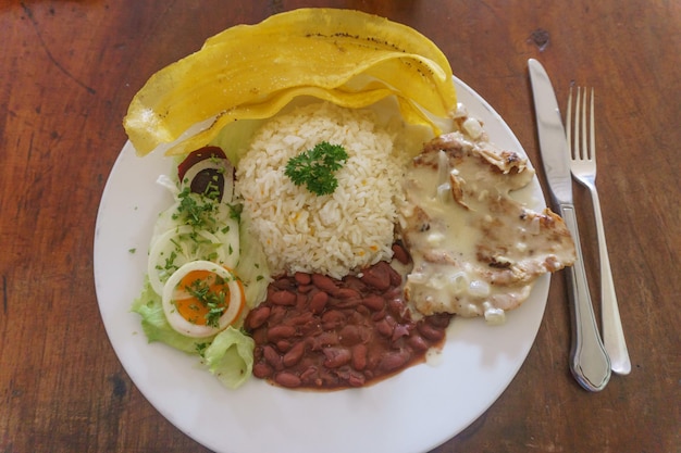 Almuerzo típico de carne, frijoles, plátanos y arroz en Nicaragua