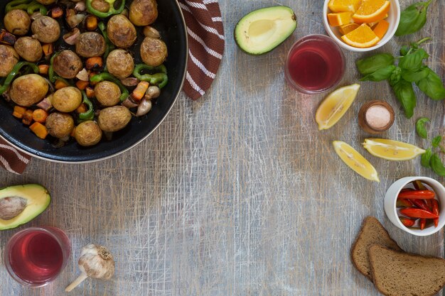 Almuerzo tradicional cocina americana bistec a la parrilla y diversas verduras, vista superior