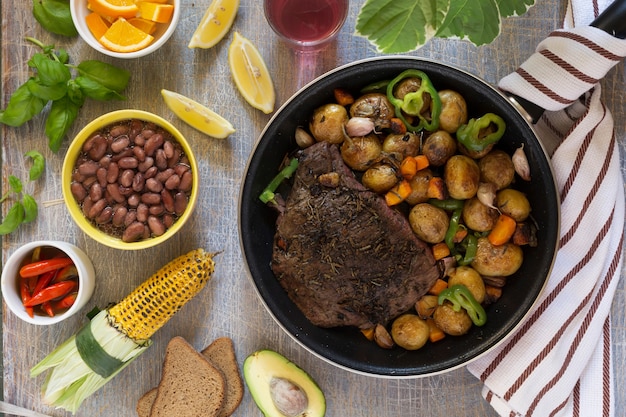 Almuerzo tradicional cocina americana bistec a la parrilla y diversas verduras, vista superior