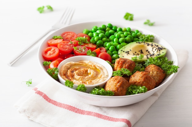 Almuerzo vegano saludable con falafel hummus tomate aguacate guisantes